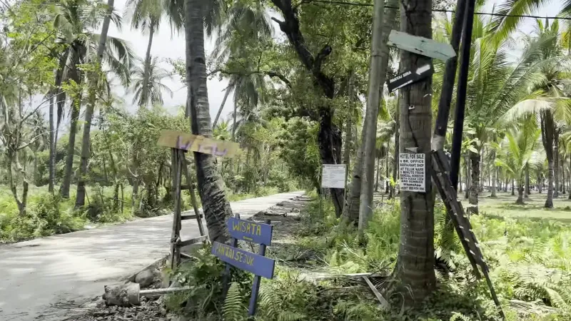 The Sira signpost on the approach road, two kilometres out