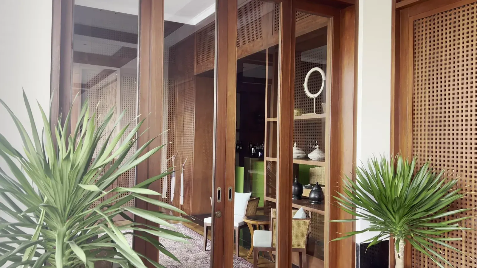 Glassary, the library bar at The Sira Lombok